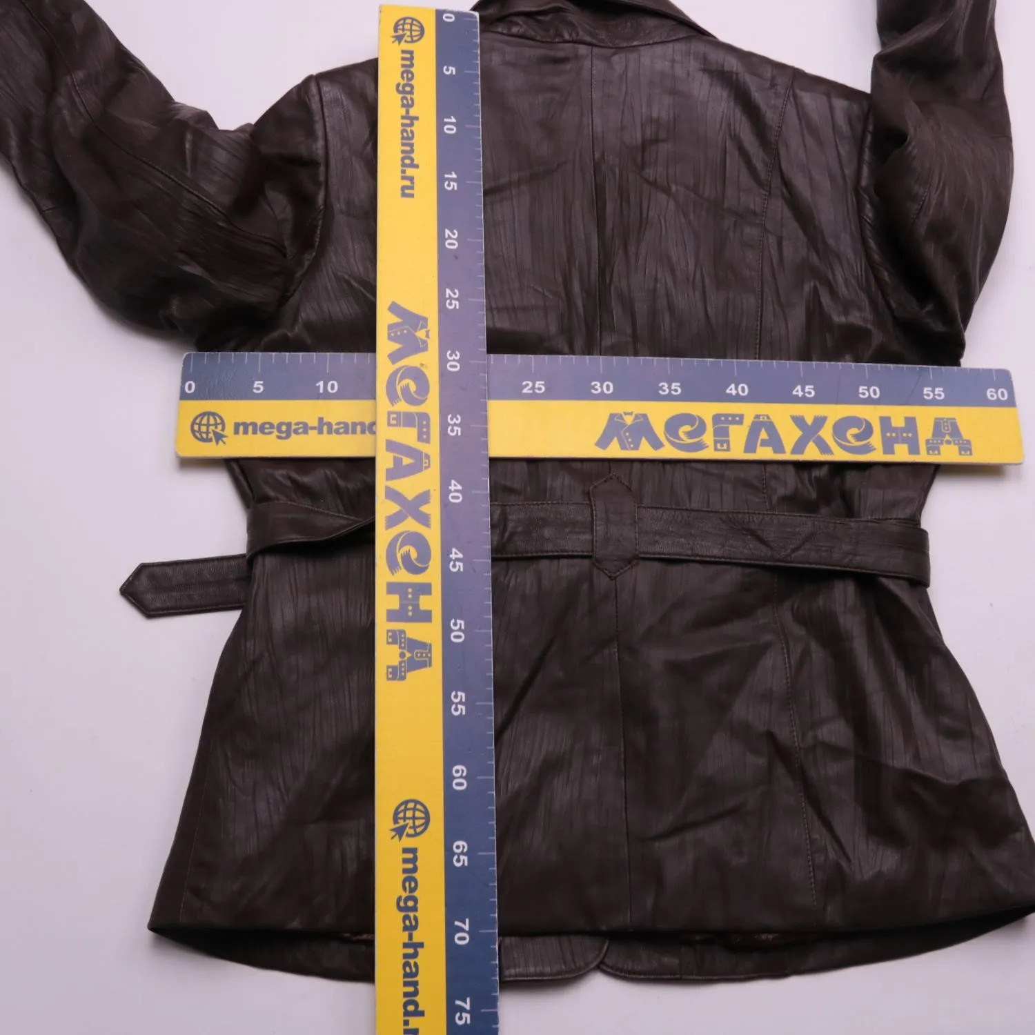 Коричневая кожаная куртка J&A с поясом, размер 46 (M)