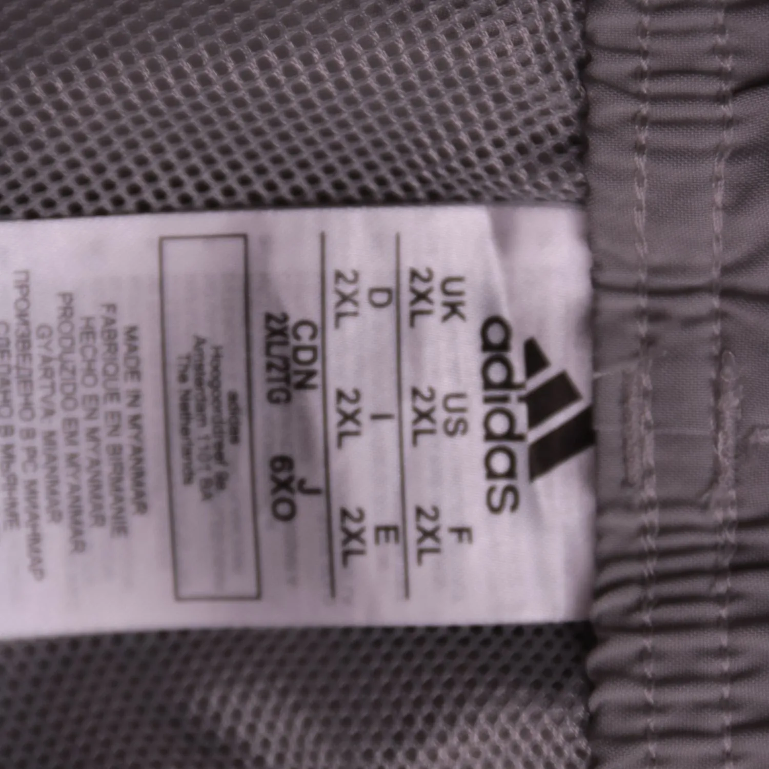 Серые спортивные шорты adidas с боковыми полосками, размер 56 (XXL)